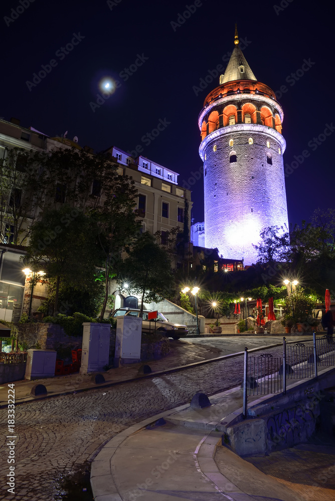 Obraz premium View of the Galata Tower at night