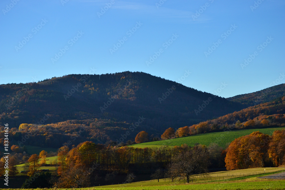 Paysage de montagnes, Collines vosgiennes à l'automne, massif des Vosges, Bourbach-le-Bas, Alsace, France