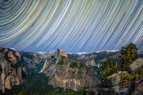 Yosemite Tal Bei Nacht mit Sternspuren