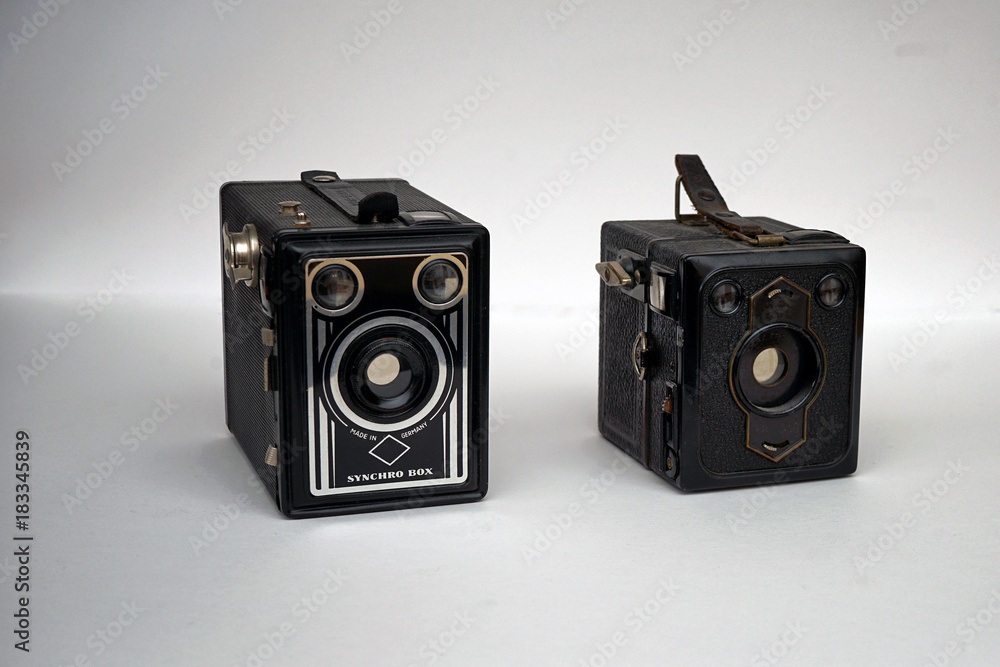 Zwei alte schwarze Fotoapparate aus den Fünfzigern