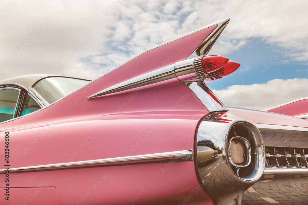 Fototapeta premium Tylny koniec różowego klasycznego samochodu