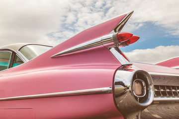 Wandcirkels Auto Achterkant van roze klassieke auto  © Martin Bergsma