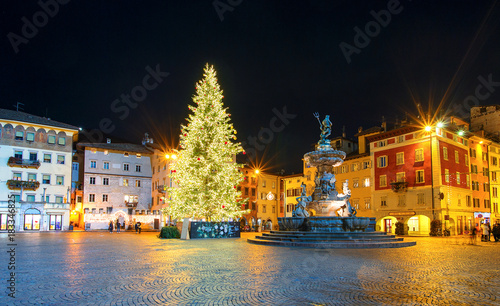 Piazza Duomo a Trento con albero di Natale