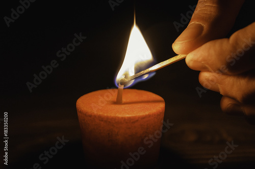 Schilderij op canvas ignition of candles in the dark