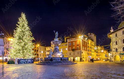 Albero di Natale e fontana del Nettuno in piazza Duomo a Trento