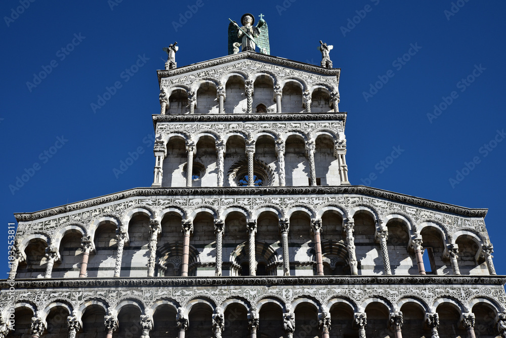 Colonnades de l'égluise San Michele de Lucca en Toscane, Italie