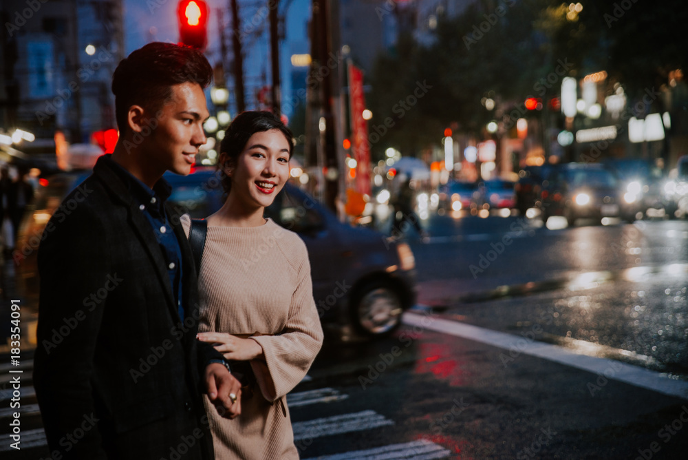 Fototapeta premium Młoda japońska para spędza razem czas w Tokio