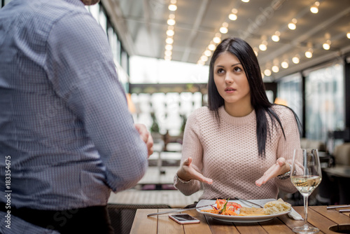 Foto Portrait of woman complaining about food quality and taste in restaurant
