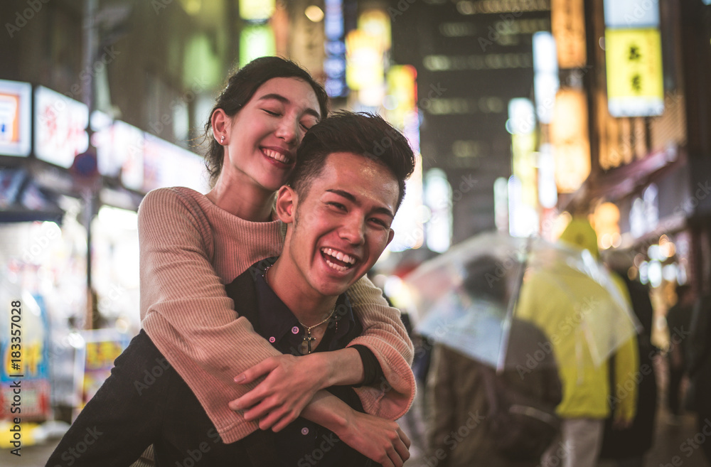 Fototapeta premium Młoda japońska para spędza razem czas w Tokio