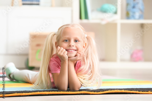 Cute little girl lying on f...