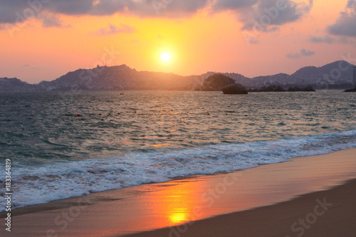 Fotografija Sunset, ocean waves and beach, Acapulco, Mexico