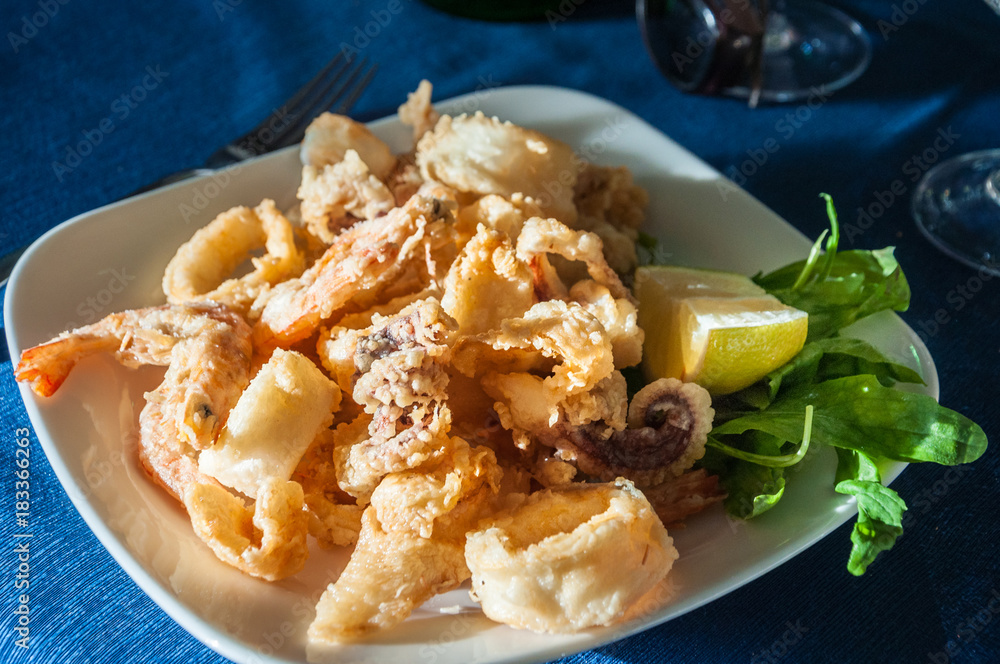 Dish of crispy fried squid and shrimps
Dish of crispy fried squid and shrimps