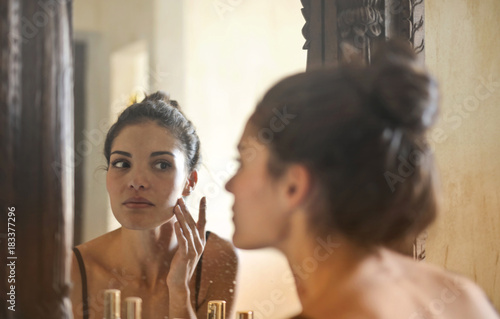 Papier peint Girl checking her skin