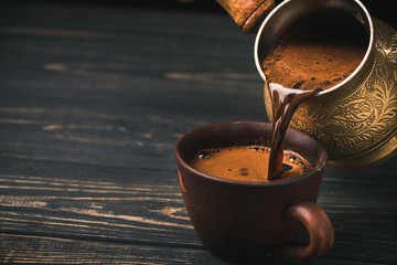 Küchenrückwand glas motiv Kaffee und Kaffeebohnen Türkischen Kaffee einschenken  © dimasobko