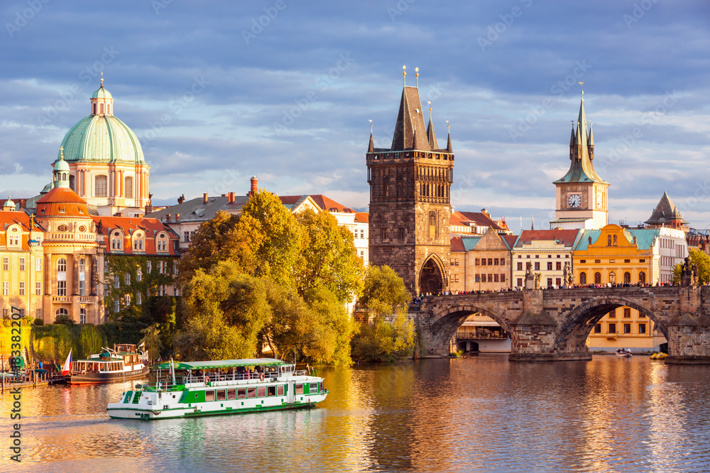 Fototapeta premium Malowniczy widok na Wełtawę i historyczne centrum Pragi, budynki i zabytki starego miasta, Praga, Republika Czeska
