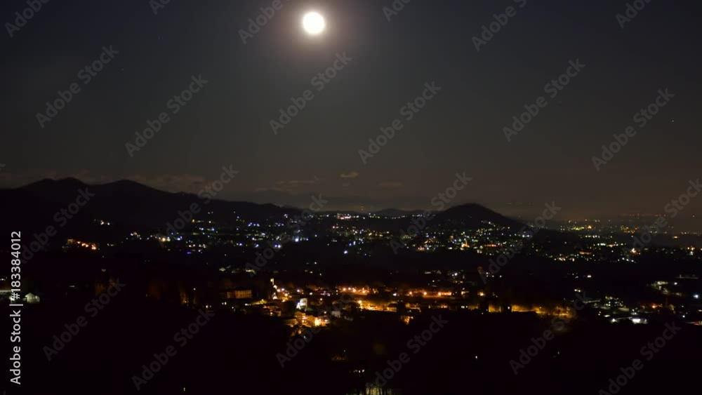 Il sorgere della luna piena da dietro la montagna Il sorgere della luna piena da dietro la montagna