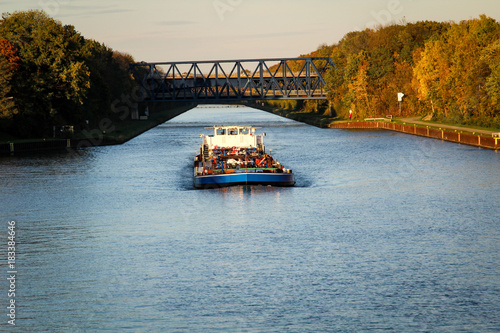 Mittellandkanal bei Braunschweig mit Tankschiff 