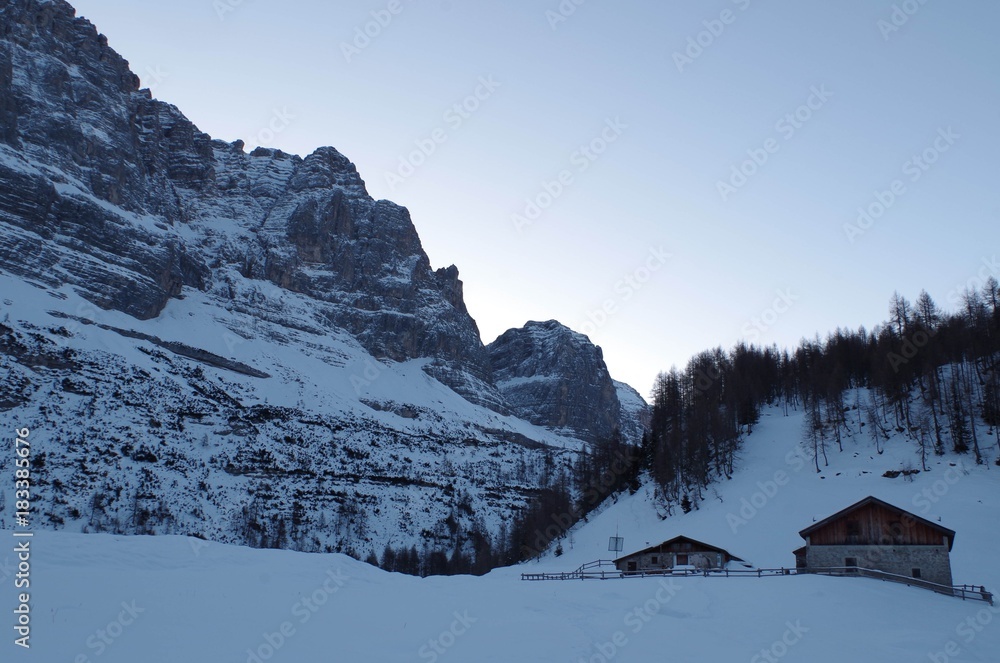 Alba sul pascolo innevato