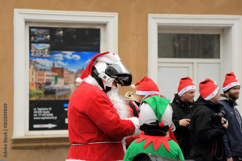 Święty Mikołaj w kasku motocyklisty, grupa Mikołajów. - obrazy, fototapety, plakaty 