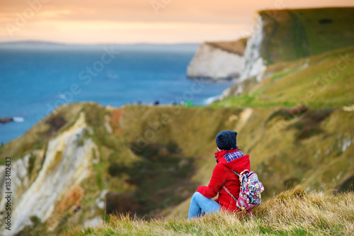 Quadro em tela Tourist enjoying view of Man O'War Cove on the Dorset coast in southern England,
