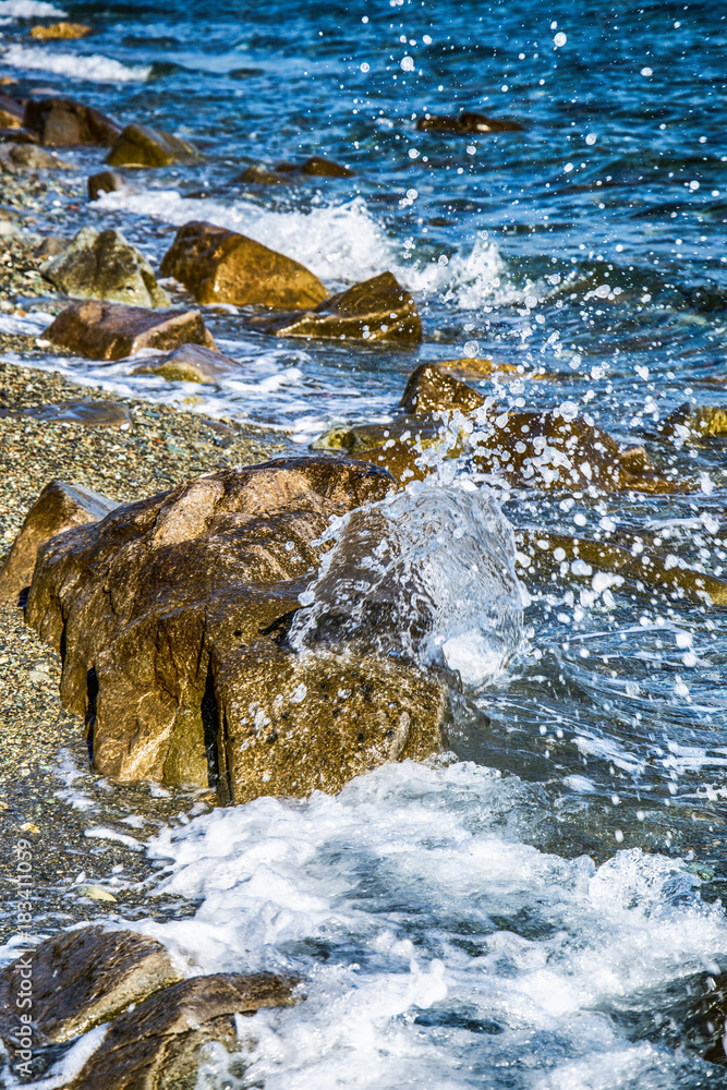 Naklejka premium Scenic water splash and a rock in ocean