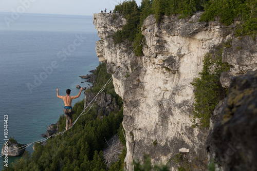 Obraz na płótnie Man walking a high line slack line high above water w salonie