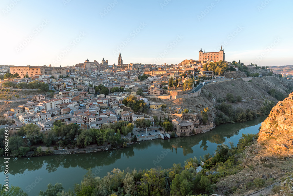 Blick auf Toledo in Spanien mit den letzten Sonnenstrahlen
