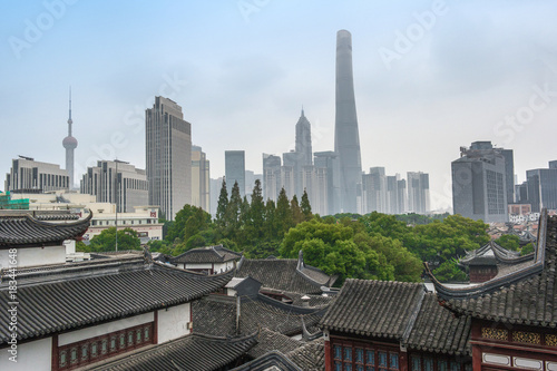 Canvas Print Shanghai skyline view from Yuyuan garden, China