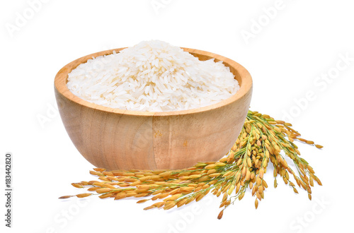 Foto white rice (Thai Jasmine rice) in the wooden bowl and unmilled rice isolated on