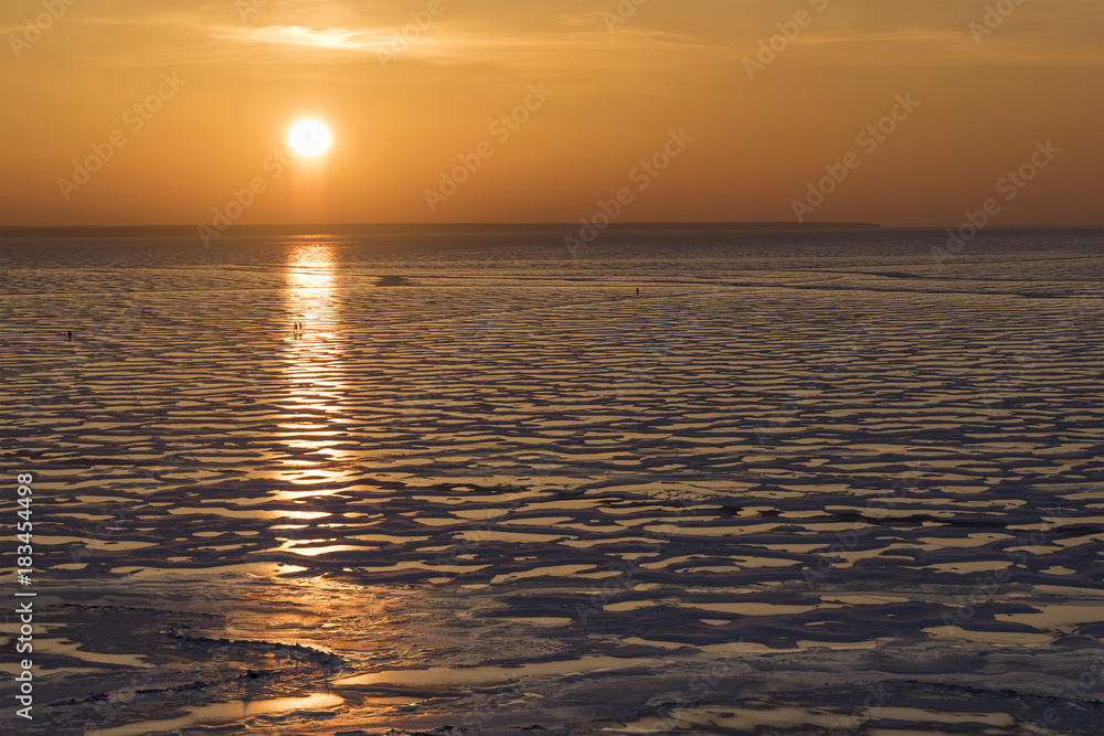 Obraz premium Winter nature landscape. Sunset over the frozen Ob sea.