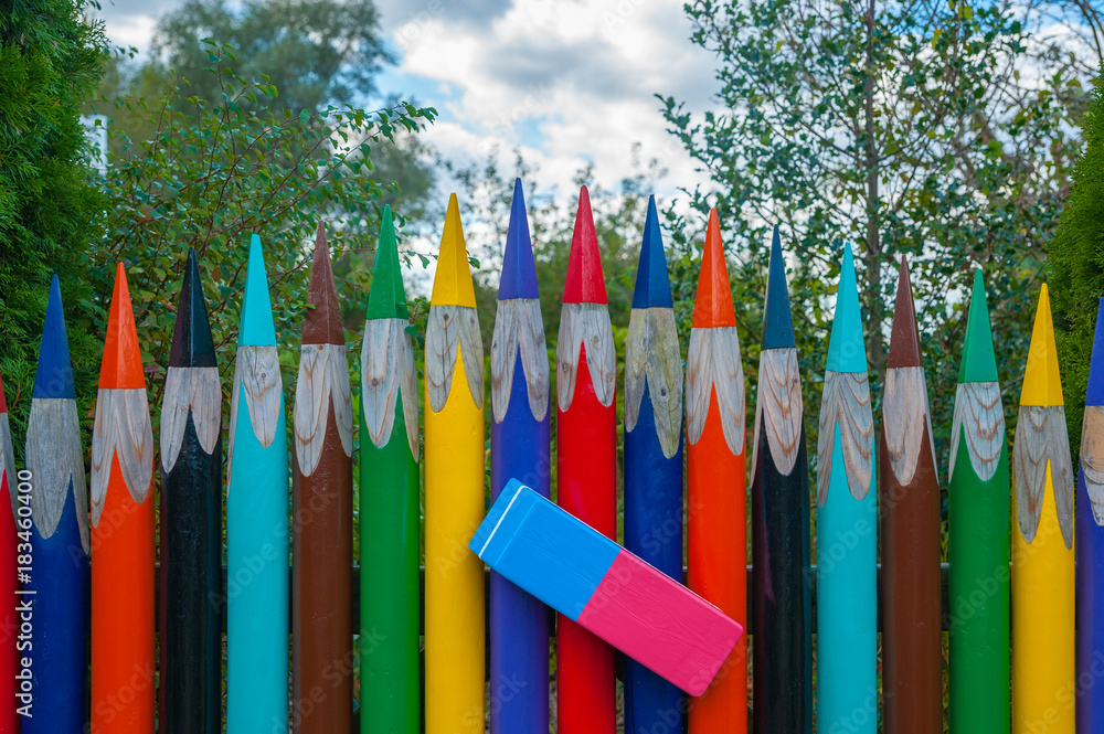 Buntstifte als Gartenzaun im Fischerdorf Gothmund – Stock-Foto | Adobe Stock