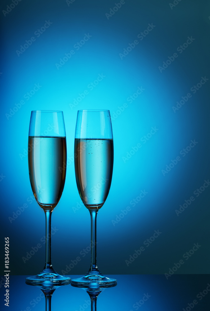 Fototapeta premium Two crystal glasses with champagne