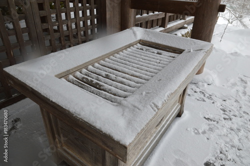 雪と賽銭箱