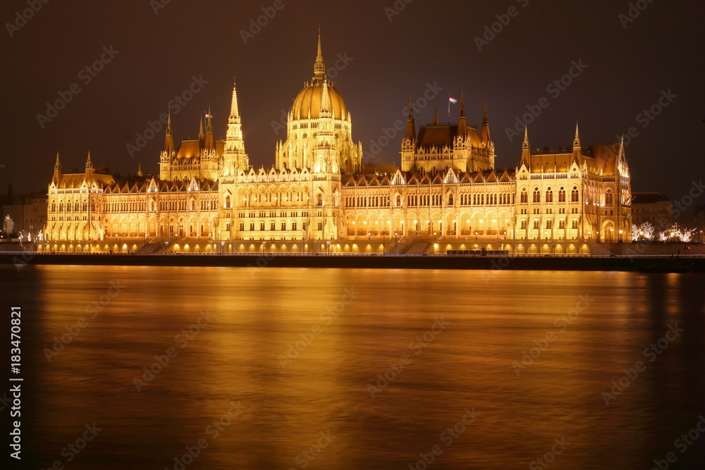 Budynek węgierskiego parlamentu, widok z nabrzeża Dunaju, w nocy, Budapeszt - obrazy, fototapety, plakaty 