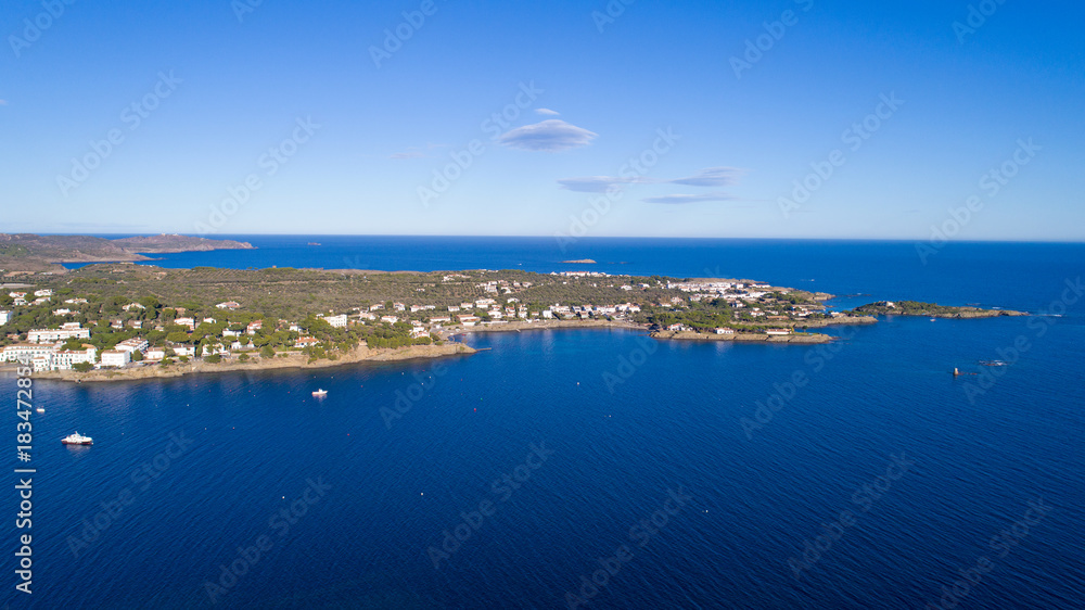Photo aérienne de la pointe de la baie de Cadaques, en Espagne