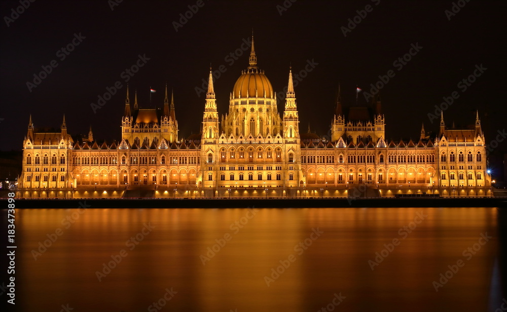 Widok budynku węgierskiego parlamentu w nocy, z przeciwnego brzegu Dunaju, Budapeszt, Węgry
