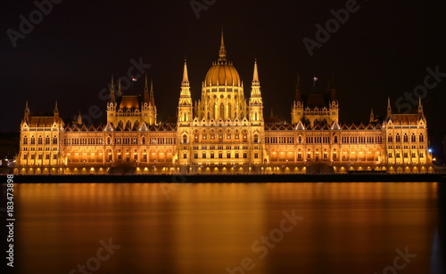 Widok budynku węgierskiego parlamentu w nocy, z przeciwnego brzegu Dunaju, Budapeszt, Węgry