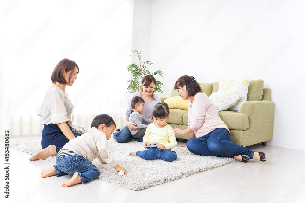自宅に集まるお母さんと子供 自宅に集まるお母さんと子供