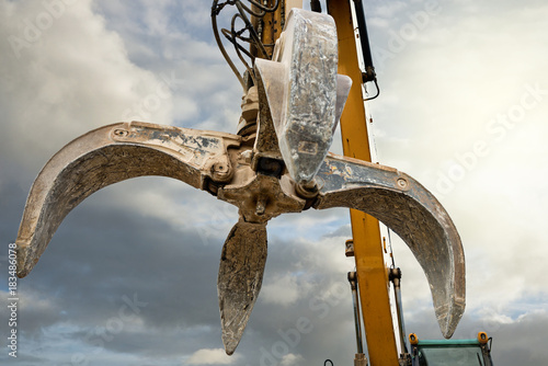 Tableau sur toile grue à grappin en gros plan