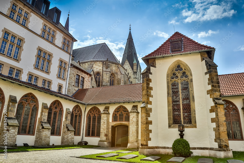 Paderborner Dom Kreuzgang Dreihasenfenster
