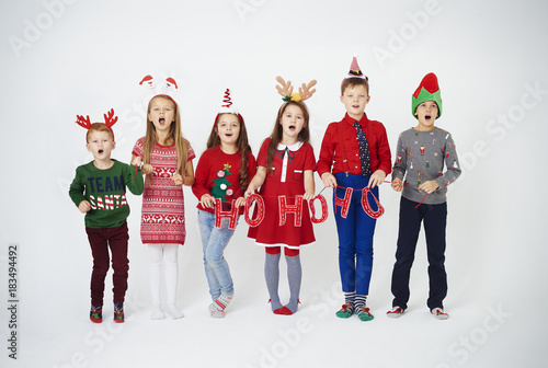 Obraz na plátně Happy children singing christmassy carols