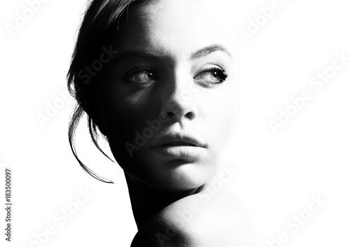 Obraz na płótnie Kontrastowy czarno-biały portret pięknej dziewczyny 