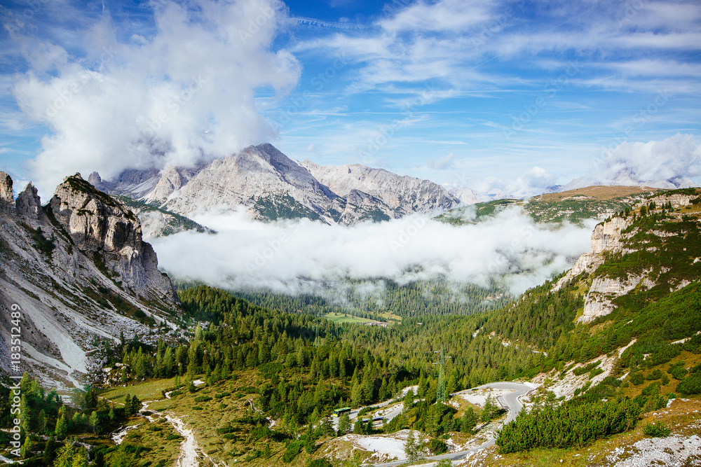 Berge und Tal Dolomiten Italien 