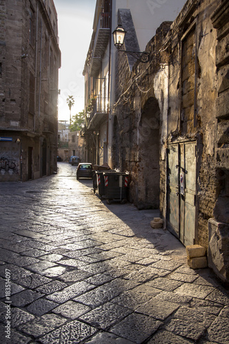 Fototapeta Naklejka Na Ścianę i Meble -  Narrow street in Palermo, Italy