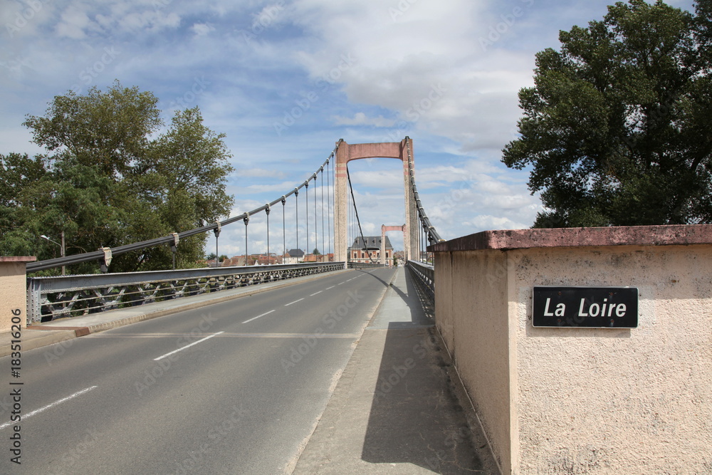 Pont suspendu sur La Loire.