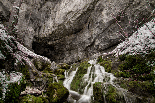 Wasserfall und Bachlauf auf der Schw  bischen Alb