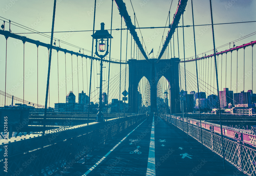 Fototapeta premium Sunset afterglow in front of Brooklyn Bridge