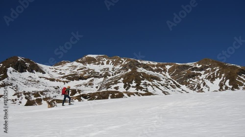 Trekking in inverno con le ciaspole sulla neve