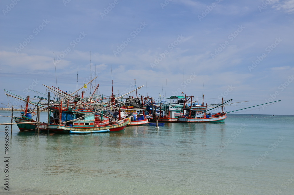 Naklejka premium BATEAUX DE PÊCHE ÎLE DE KO PHA NGAN THAÏLANDE 