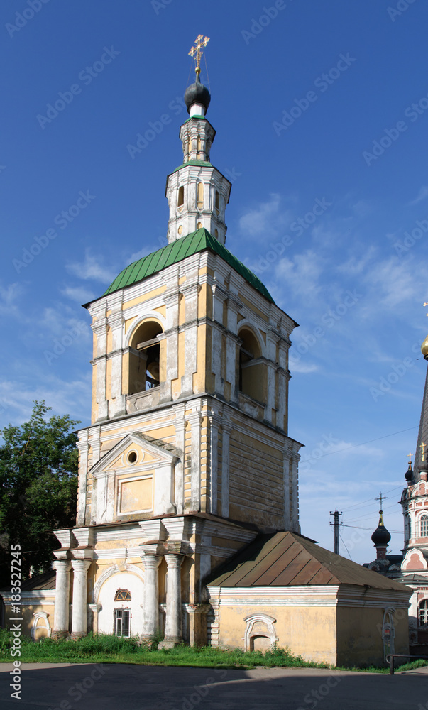 Obraz premium The building of the bell tower of the former Nizhne-Nikolskaya church in Smolensk, Russia